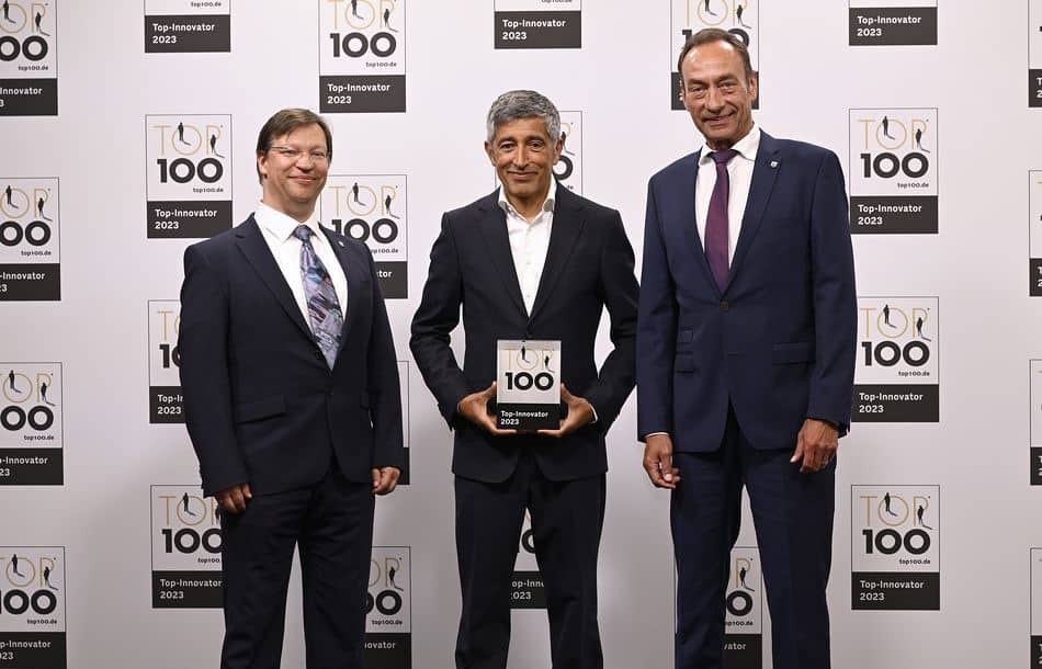 Der Wissenschaftsjournalist Ranga Yogeshwar überreichte das TOP 100- Siegel im Rahmen des Deutschen Mittelstands-Summit in Augsburg an Prof. Dr. Ralph Hellmig, Leiter Forschung und Entwicklung bei EJOT, und Ralf Birkelbach, Chief Technology Officer (CTO). Bildnachweis: KD Busch / compamedia