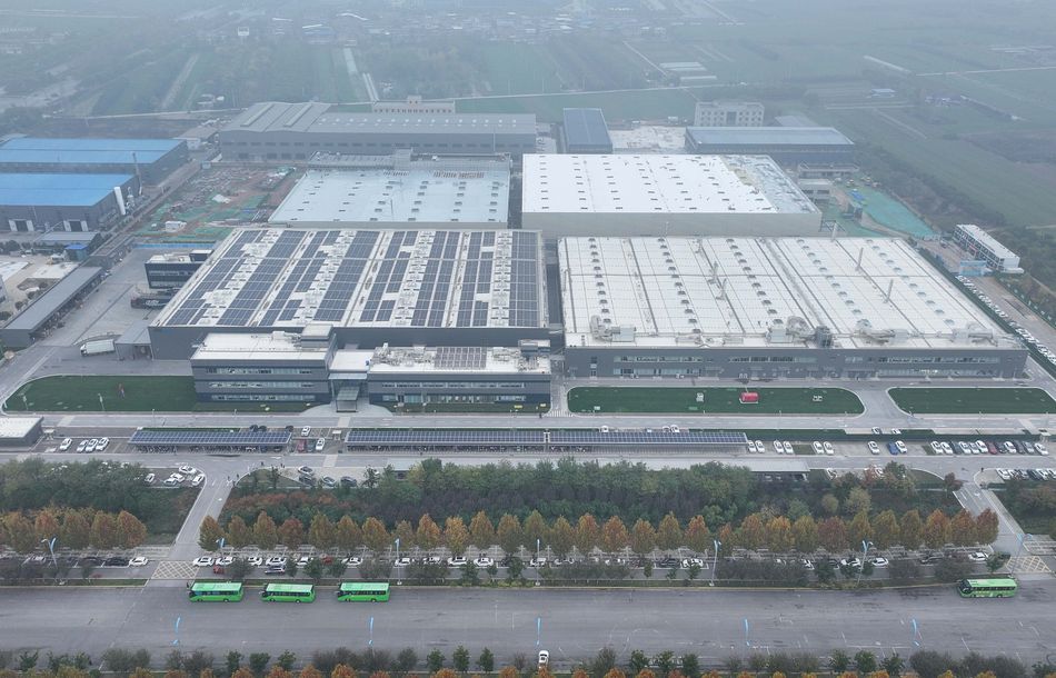 Xi’an Phase 3_1_beitragsbild Die 27.000 Quadratmeter große Erweiterung (linkes und rechtes Gebäude hinten) soll bis Mitte 2025 abgeschlossen sein.