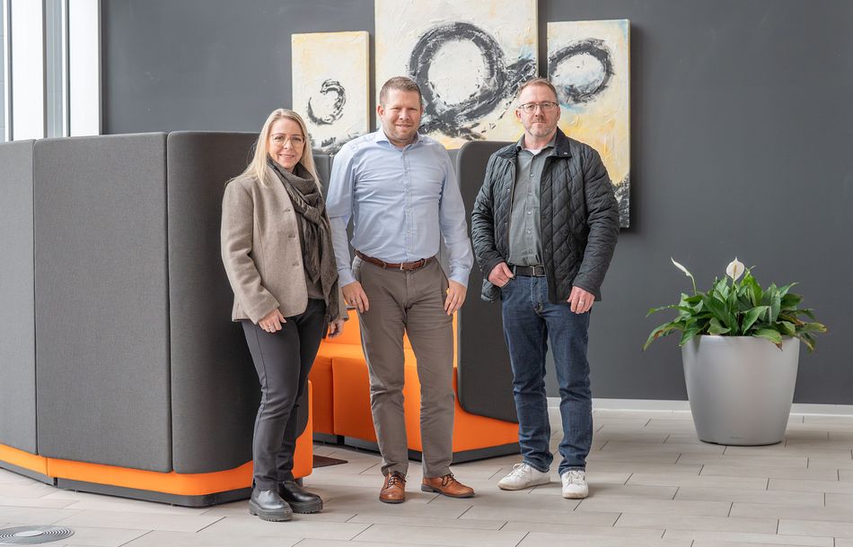 Island ist ein neuer Markt für Minitec: v.l.n.r Ása Kristín Óskarsdóttir, Benjamin Renno (Vertriebsleiter Minitec) und Aðalsteinn Ingi Erlendsson nach der Vertragsunterzeichnung Island ist ein neuer Markt für Minitec: v.l.n.r Ása Kristín Óskarsdóttir, Benjamin Renno (Vertriebsleiter Minitec) und Aðalsteinn Ingi Erlendsson nach der Vertragsunterzeichnung
