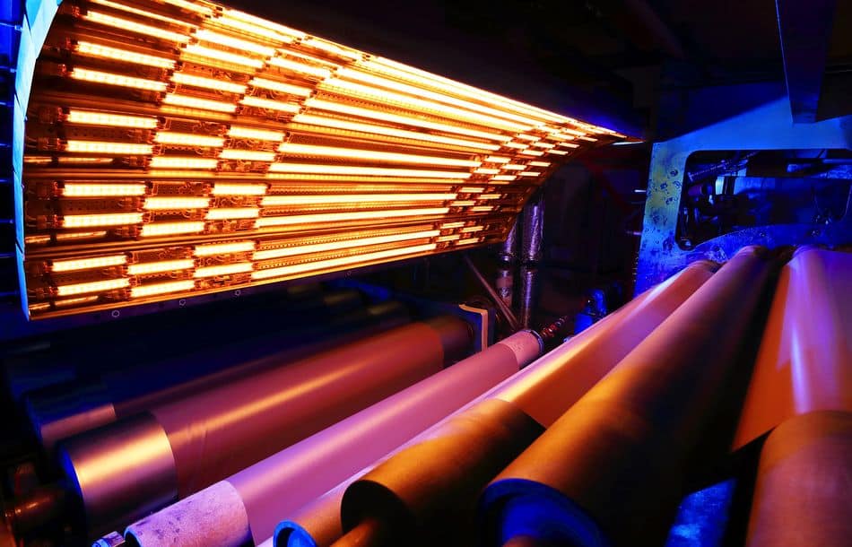 Infrarot-Systeme folgen Warenbahnen und können an unterschiedliche Breiten angepasst werden, was hilft, Energie erheblich effizienter einzusetzen. Infrarot-Systeme folgen Warenbahnen und können an unterschiedliche Breiten angepasst werden, was hilft, Energie erheblich effizienter einzusetzen.
